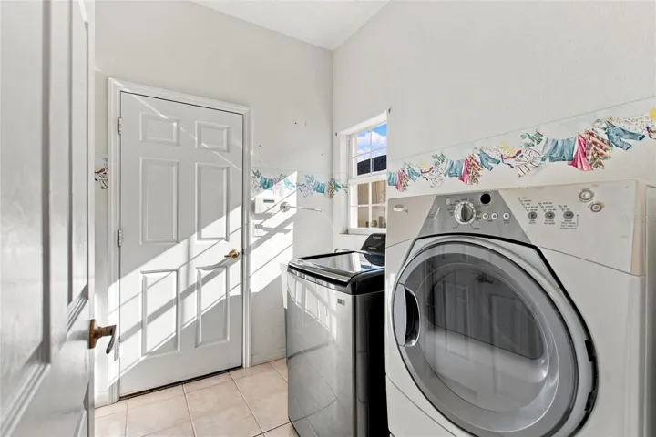 Corridor laundry room to garage