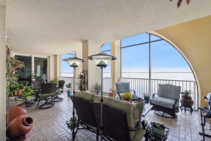Large screened patio.