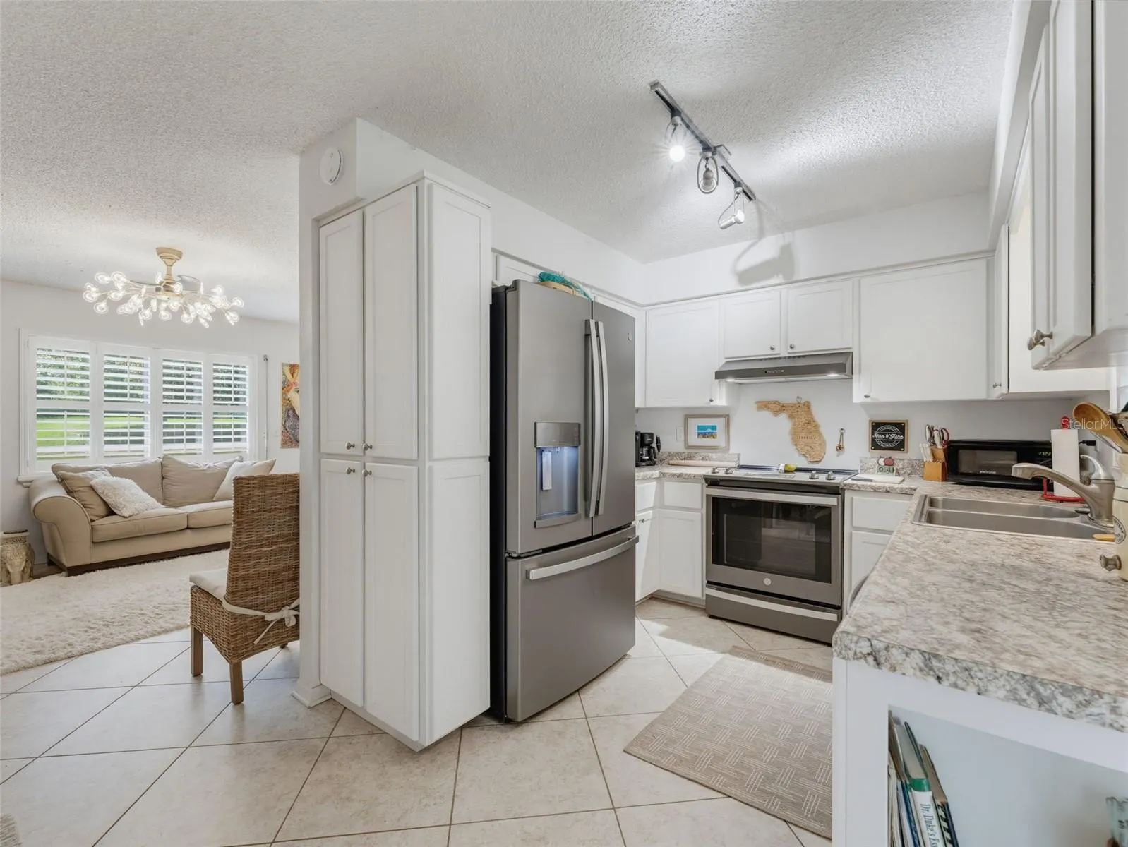 AWESOME KITCHEN WITH GUNMETAL GREY APPLIANCES. GORGEOUS!