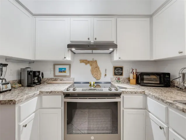 BEAUTIFUL KITCHEN FOR THE CHEF AND FAMILY
