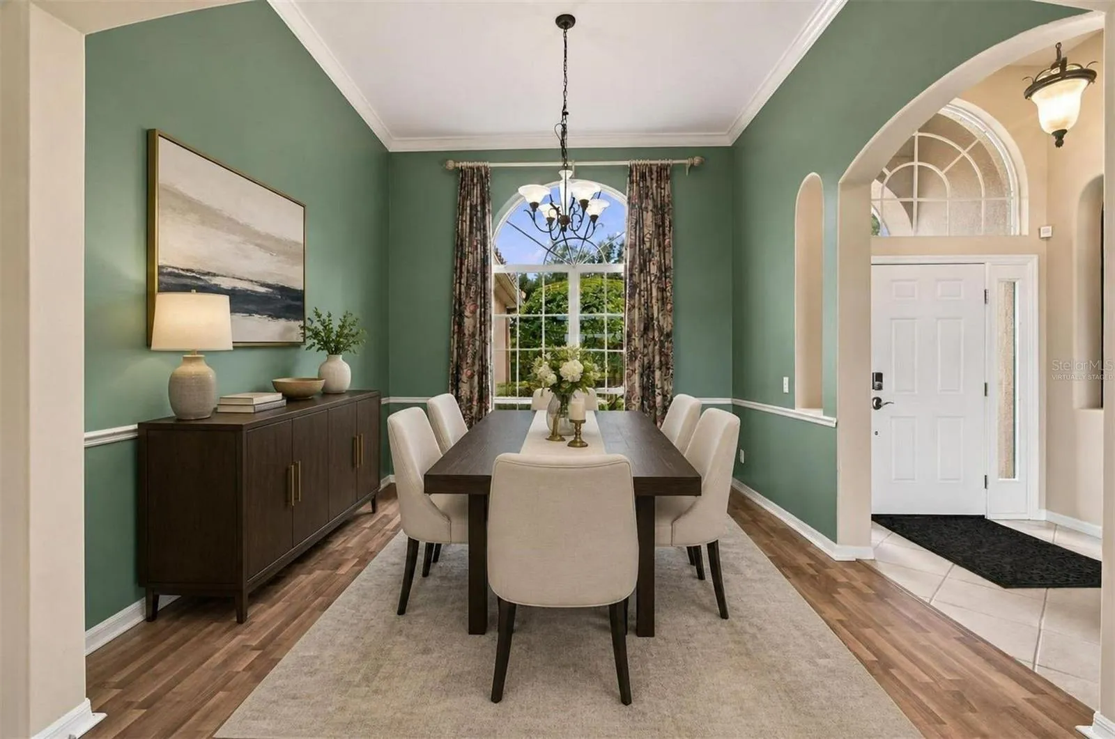 Virtually staged dining room
