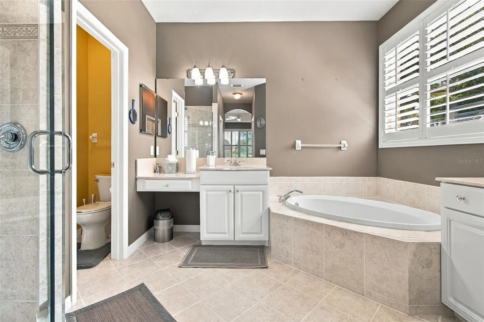 Primary en-suite bath