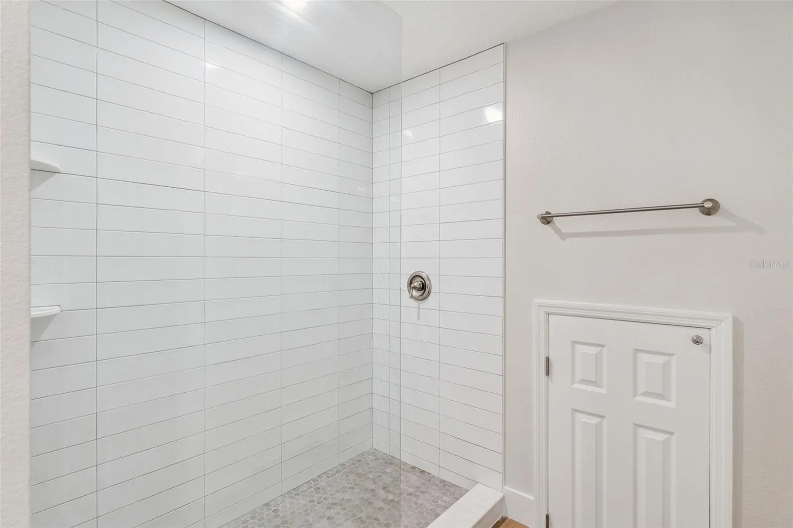 Frameless shower.
