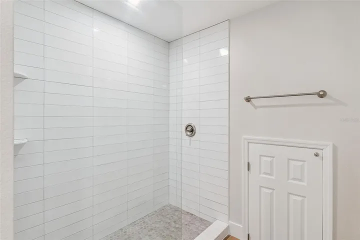 Frameless shower.