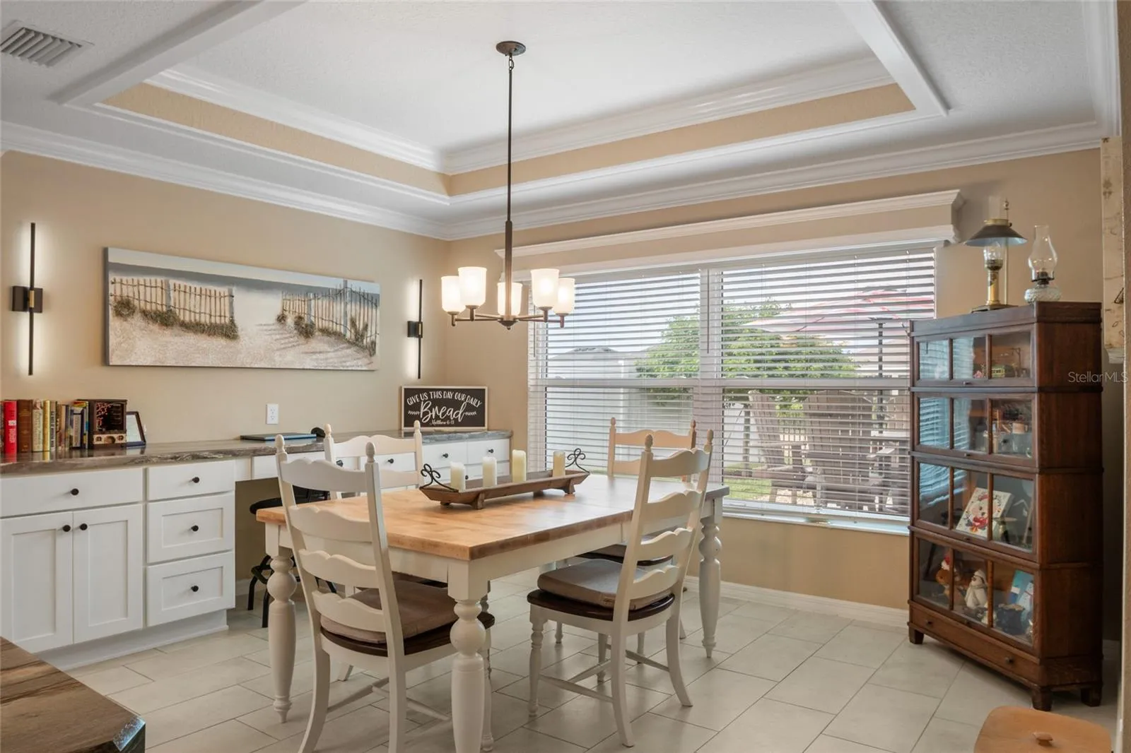 Beautiful trey ceiling in dining area.