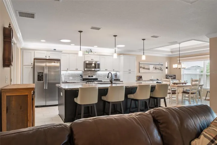 Large center island in kitchen, great for entertaining.