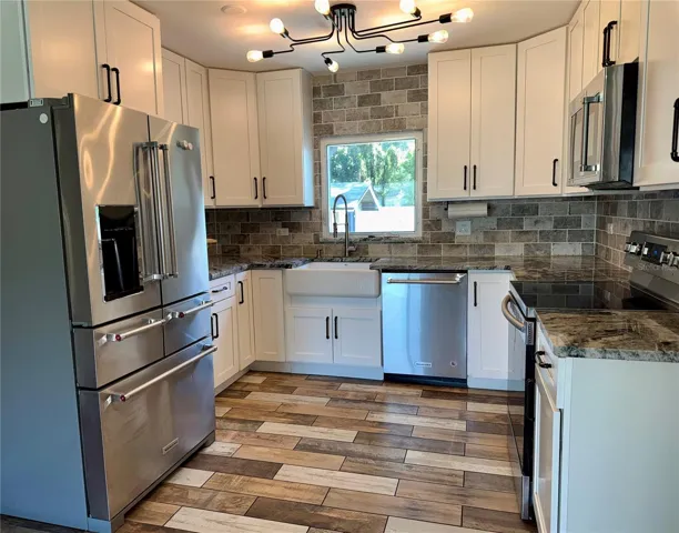 Kitchen w/ stainless appliances &amp; granite