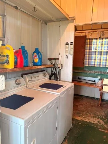 UTILITY ROOM WITH WASHER AND DRIVER
