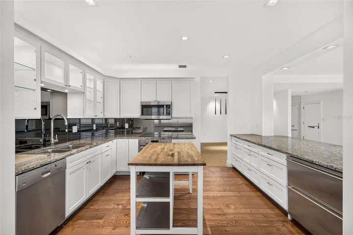 Spacious Kitchen with Breakfast Bar