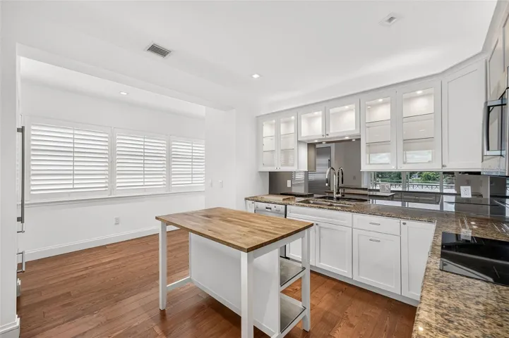 Open Plan w/ Natural Sunlight flooding Kitchen