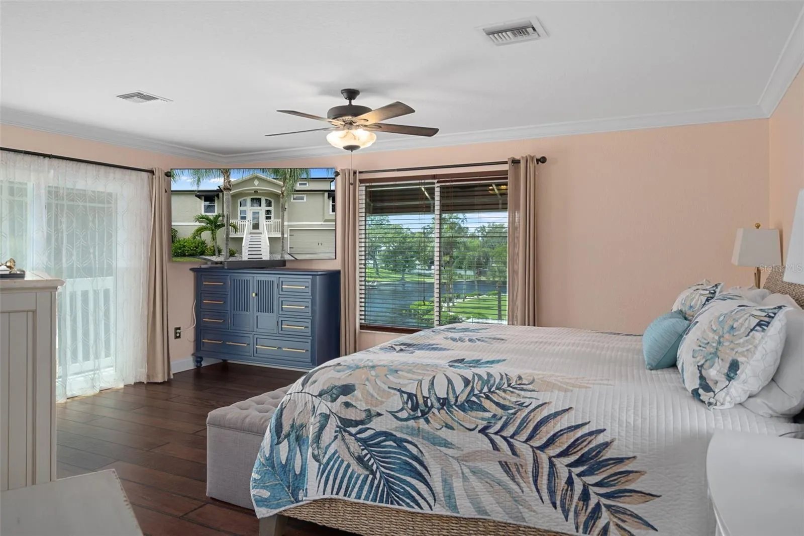 Primary suite with RIVER FRONT view