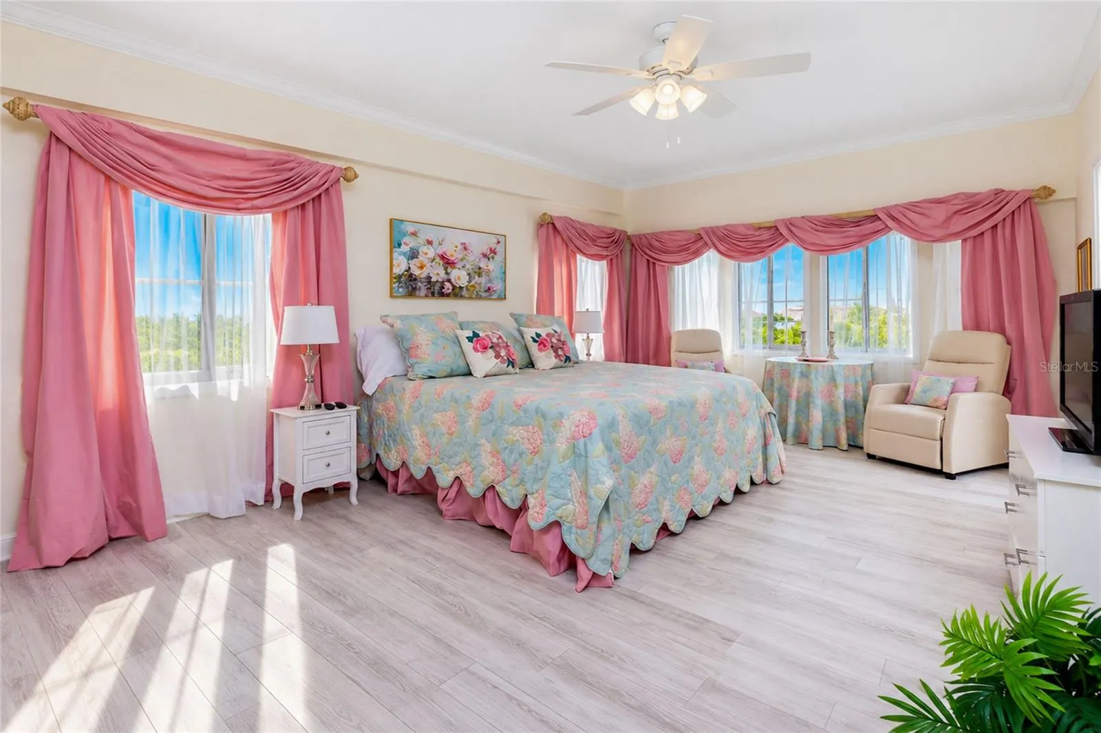 SPACIOUS PRIMARY BEDROOM