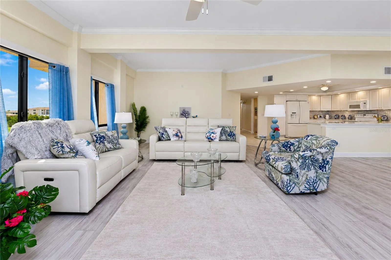 LIGHT AND BRIGHT WITH HIGH CEILINGS!