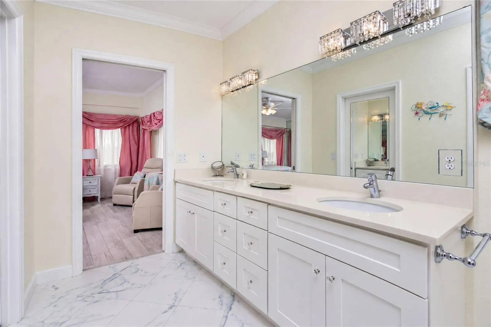 LARGE PRIMARY BATH WITH DOUBLE SINKS