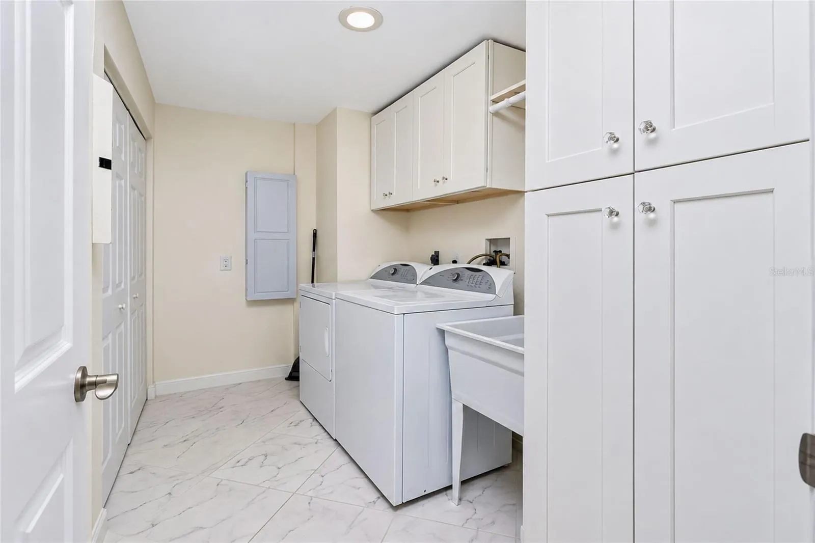 SPACIOUS LAUNDRY ROOM!