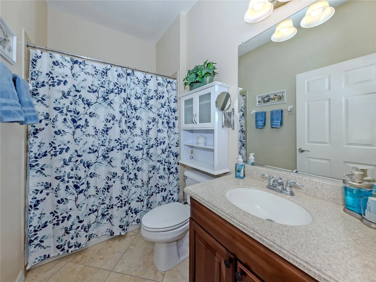 Guest Bathroom with tub