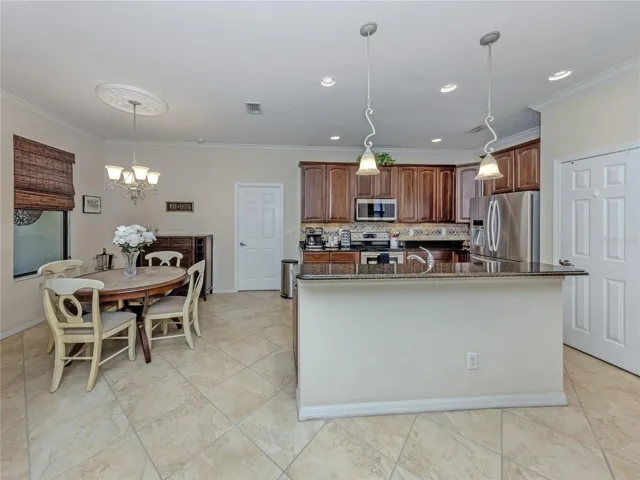 Kitchen with breakfast Bar and Nook