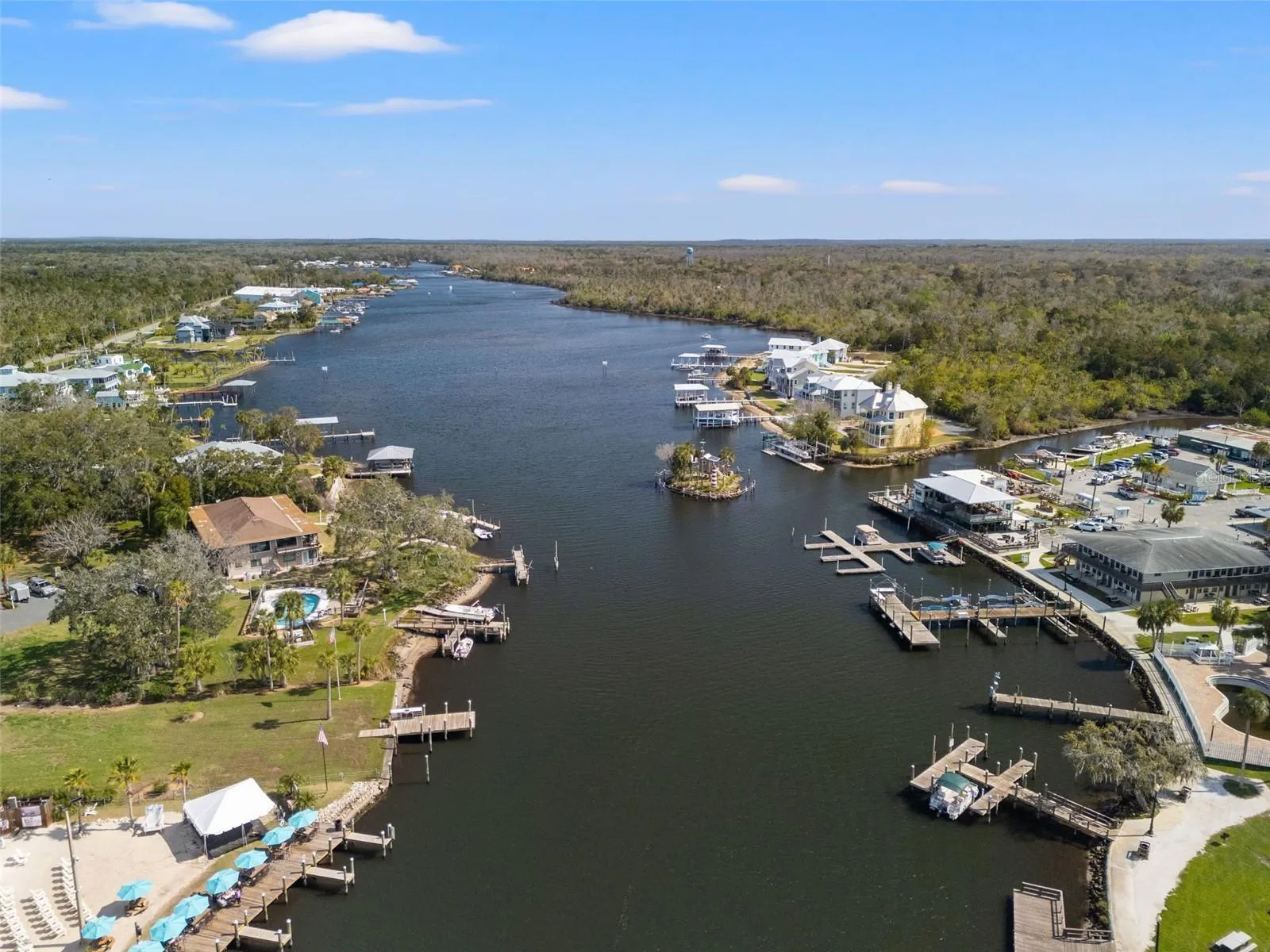 The community sits on the Homosassa River and is adjacent to Crumps Landing