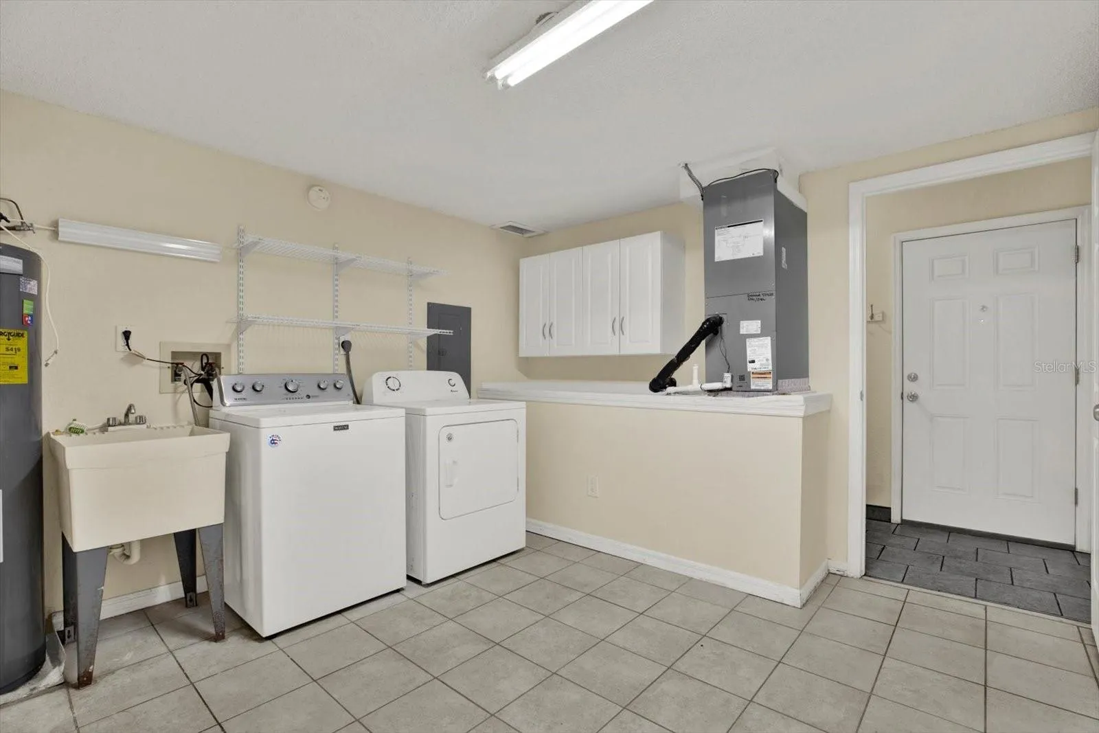 HUGE LAUNDRY/FLEX SPACE ROOM OFF THE GARAGE AND FRONT ENTRY
