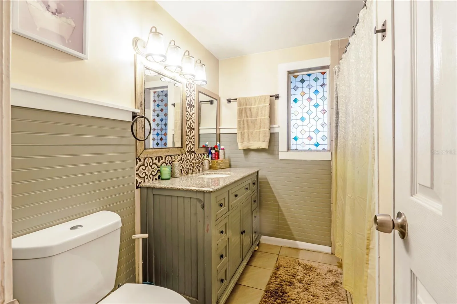 2nd Bathroom (Hall)