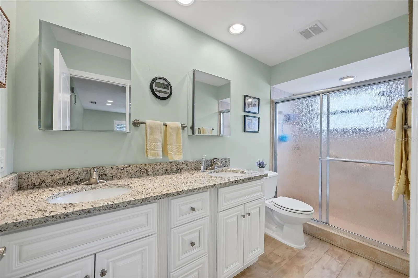 Primary en suite bathroom