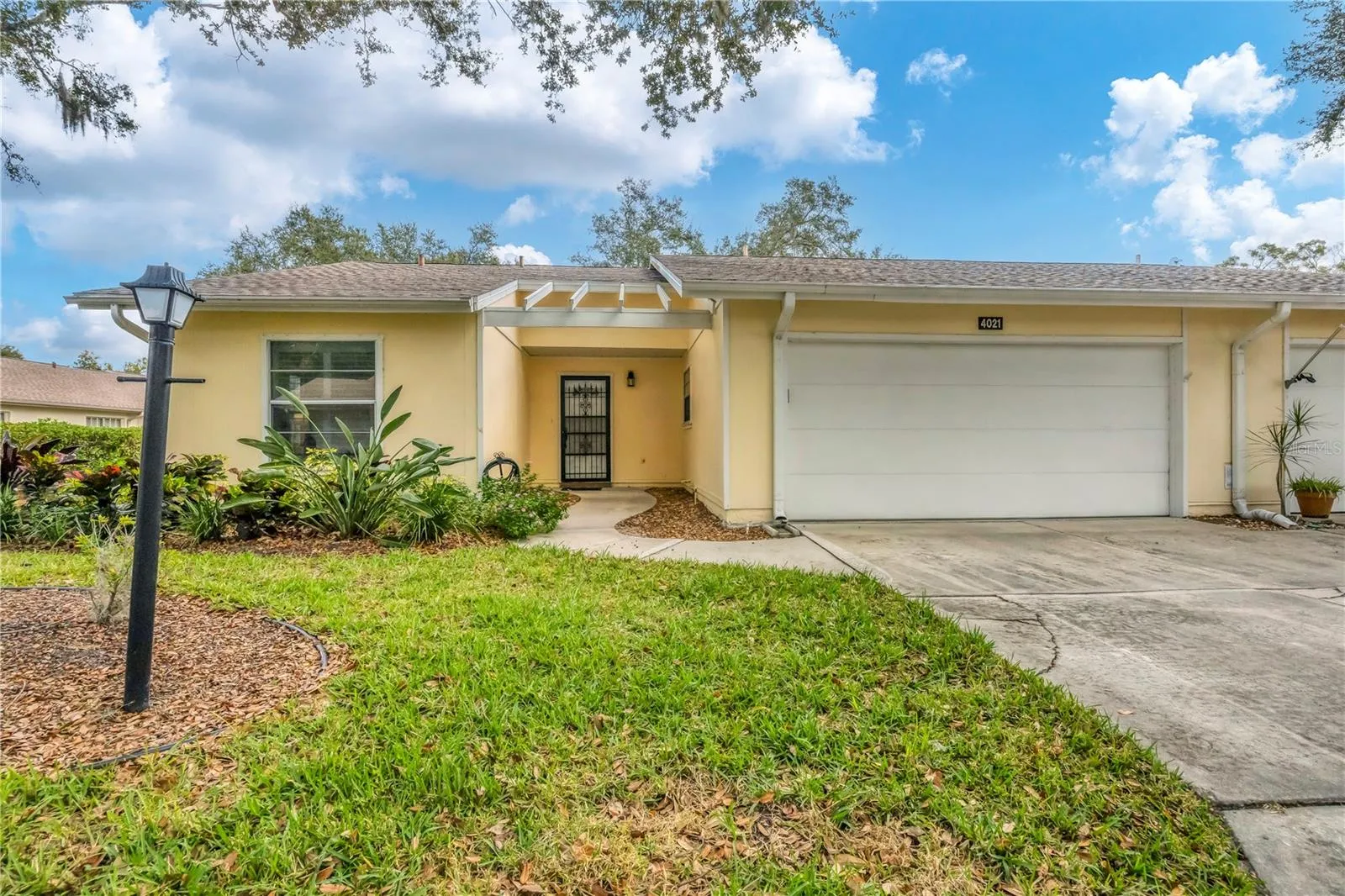 Sarasota 2/2 Villa in Oakhurst with 2 car garage