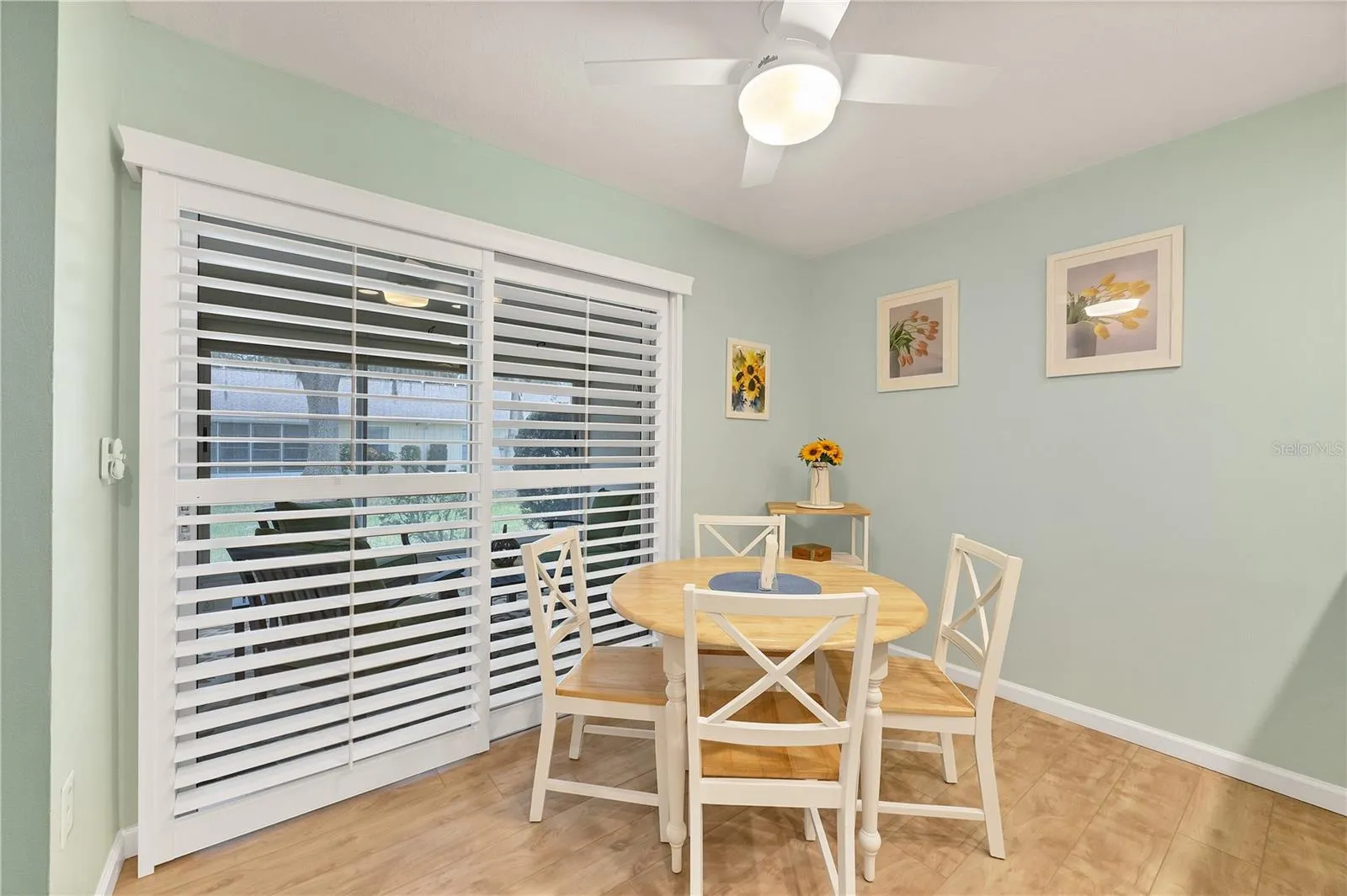 Eat-in kitchen area