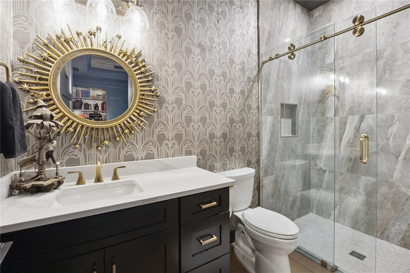 Ensuite bathroom #2 (mirror to be changed)