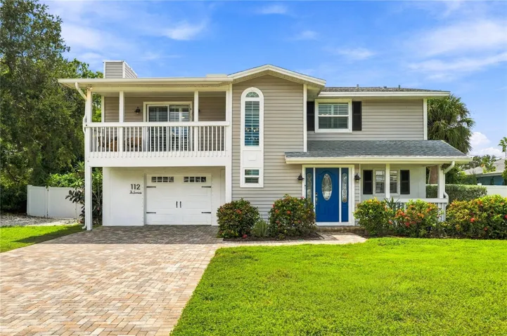 Beautiful elevated home just two minutes walking to the beach!