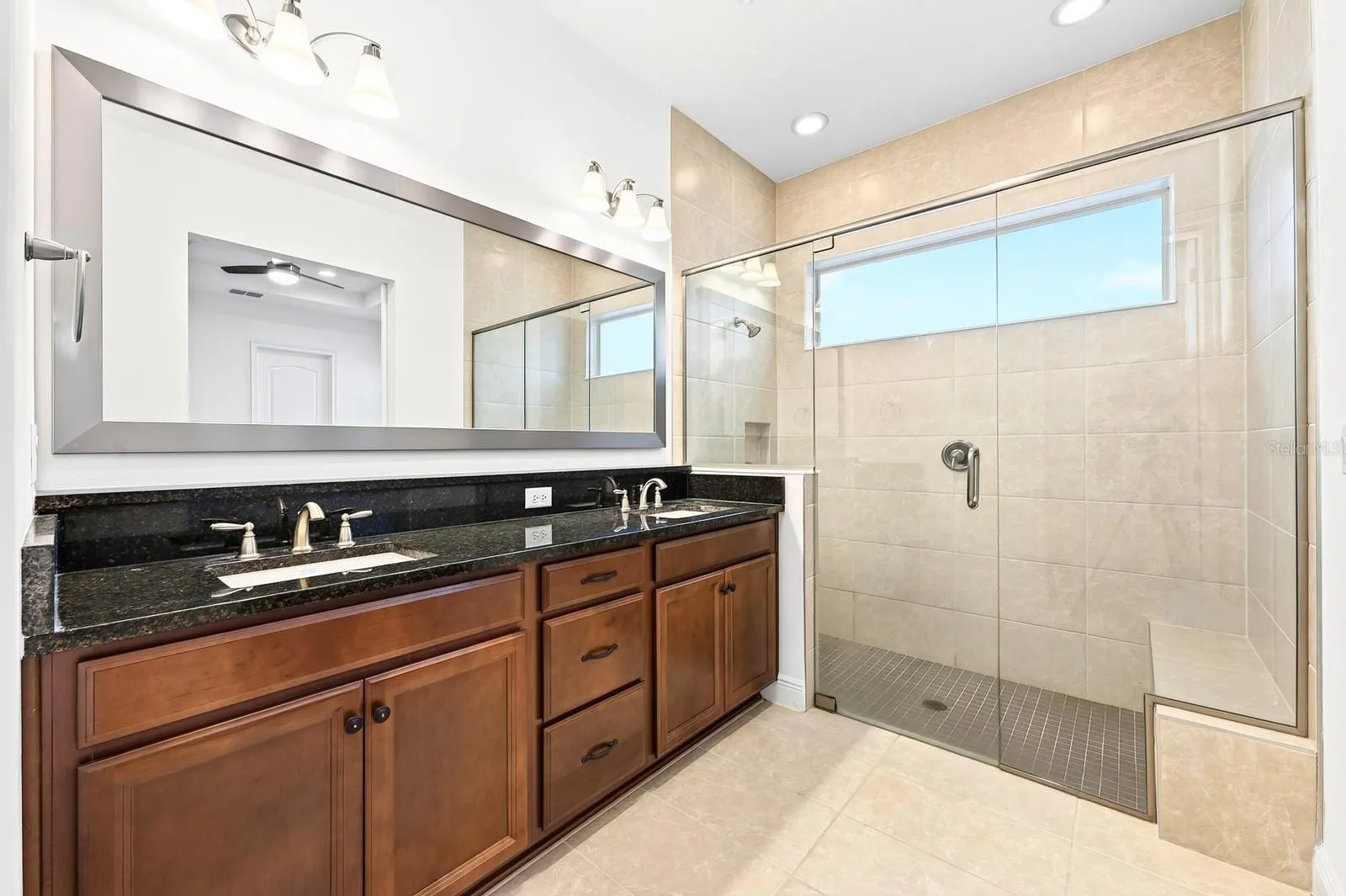 Primary en-suite bath.
