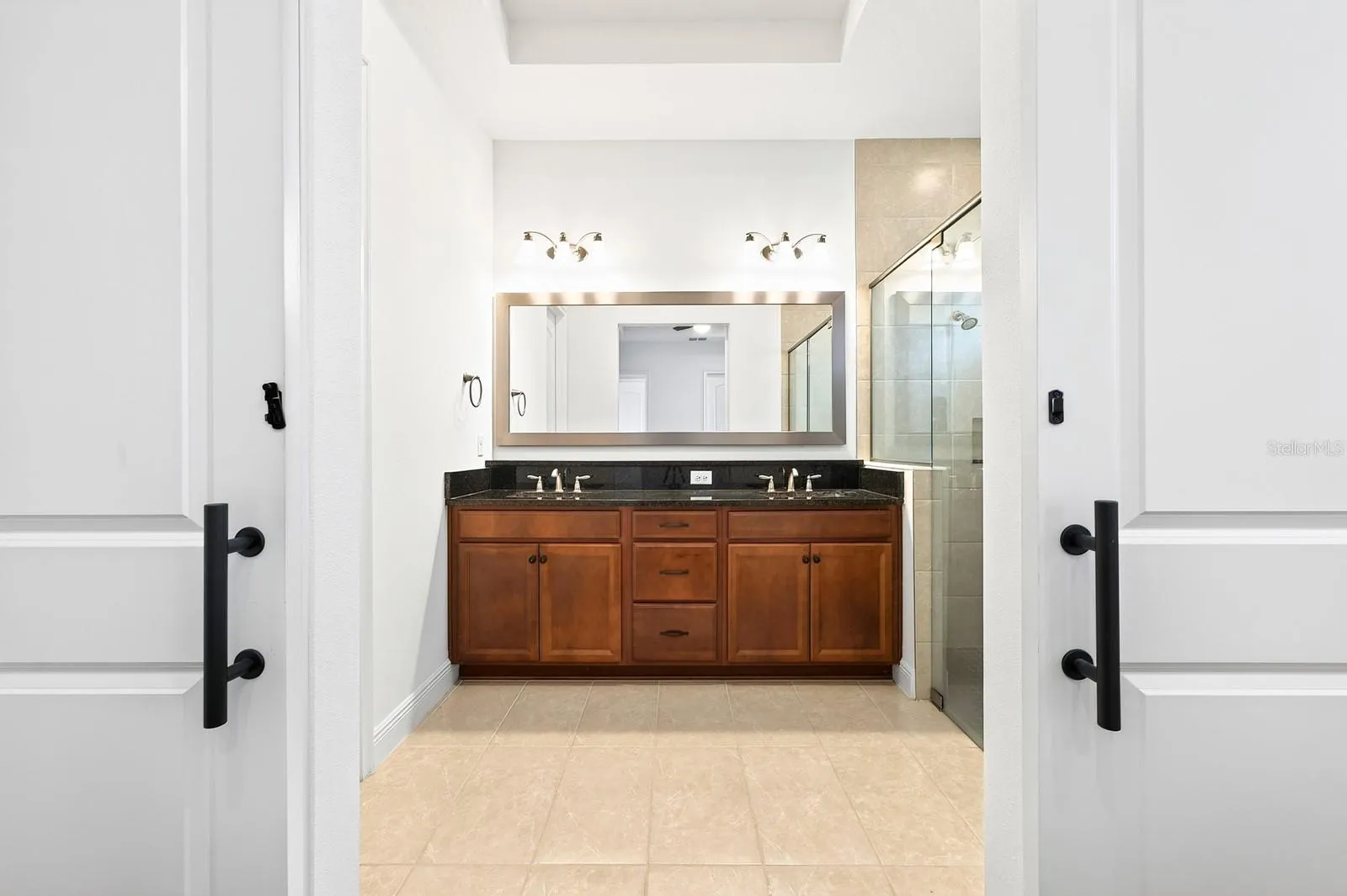 Primary en-suite bath.