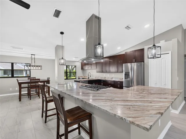 Kitchen. Breakfast Bar, Dinette