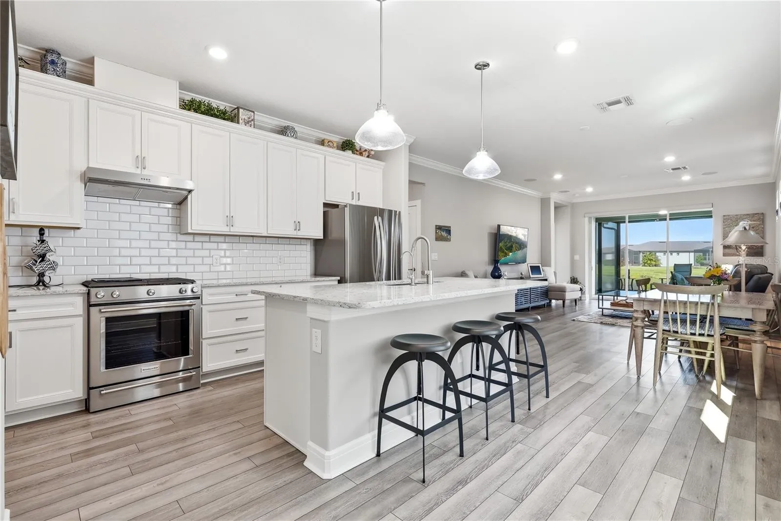 Plenty of storage with the 48 inch cabinetry.