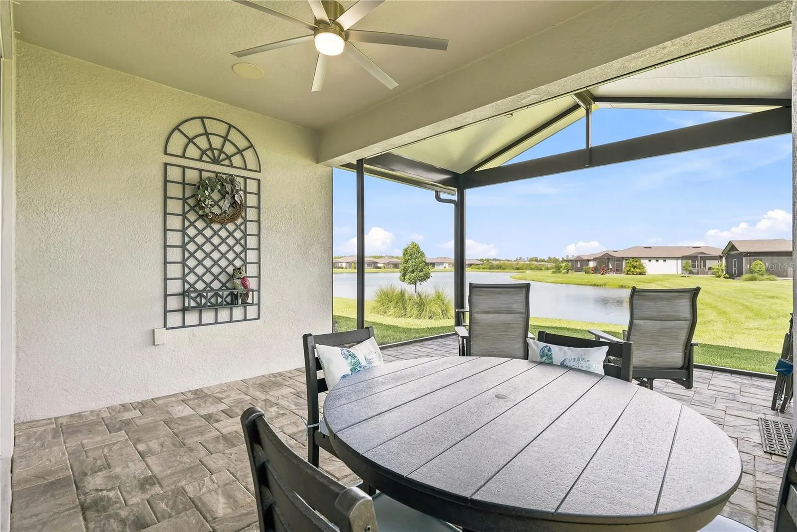 Unwind and watch the birds from this great spot on the lanai.