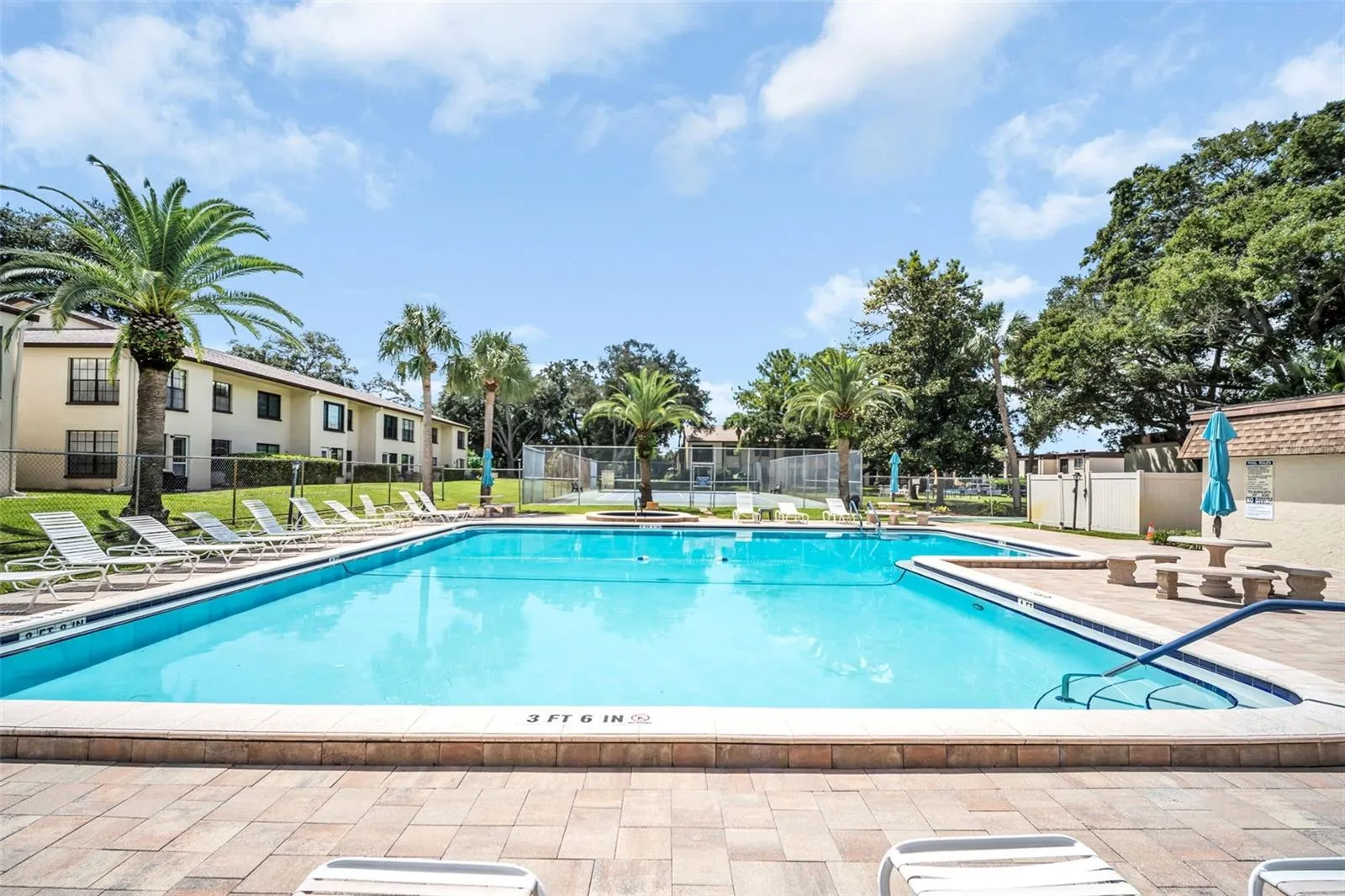 Community Pool/Hot Tub