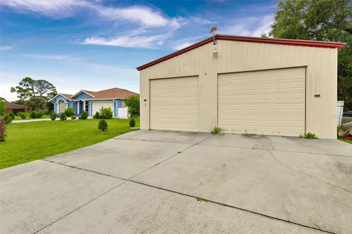 Large Workshop with separate driveway