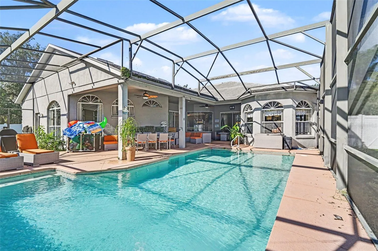 Relaxing screened pool