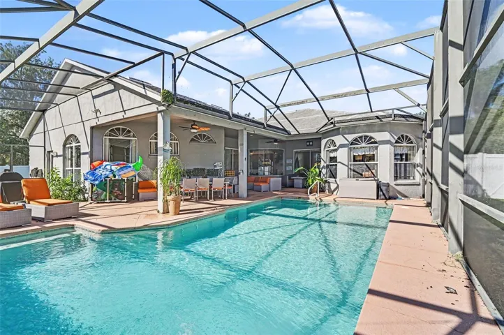 Relaxing screened pool