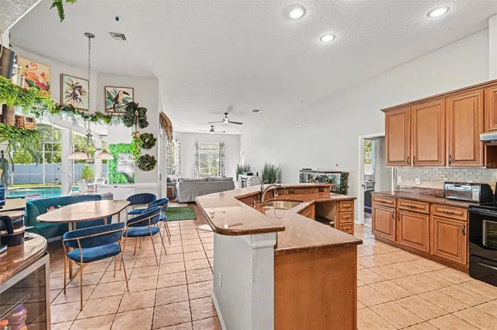 Kitchen with kitchenette