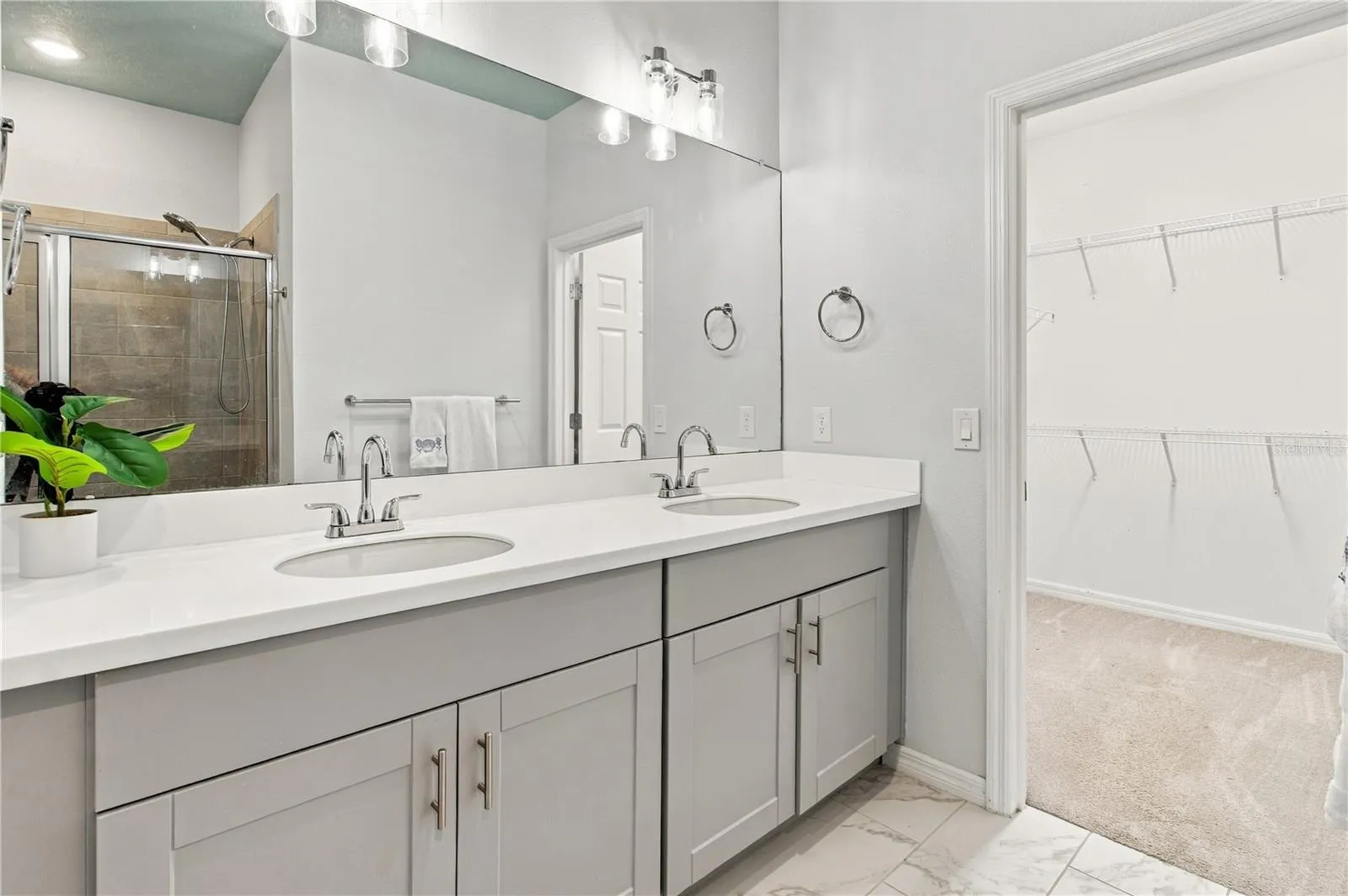 Primary En-Suite Dual Vanity