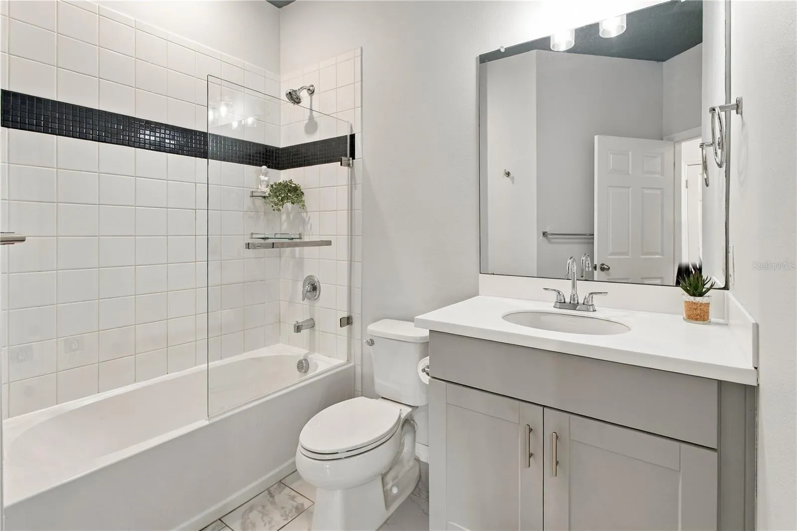 Full Guest Bath w/Tub Shower