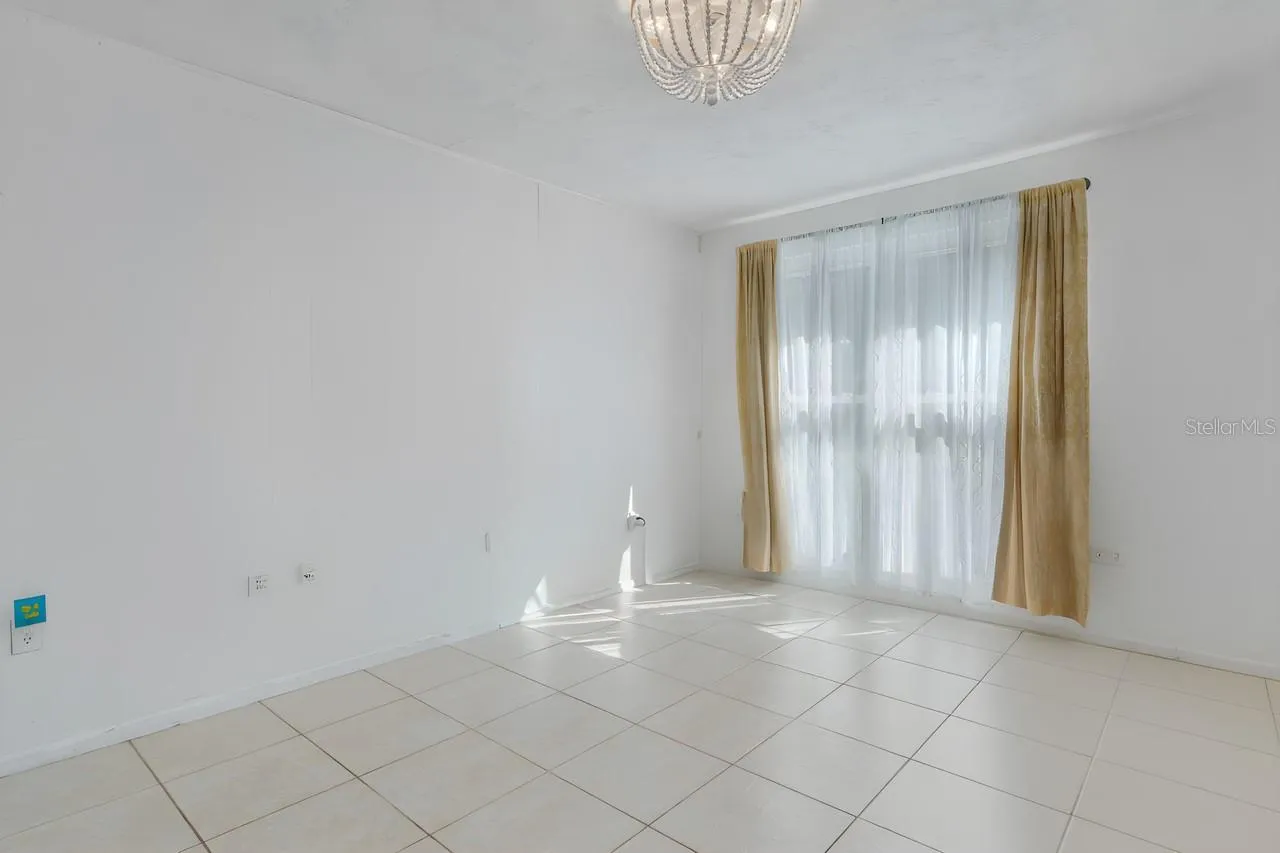Large flex room w/out furniture
