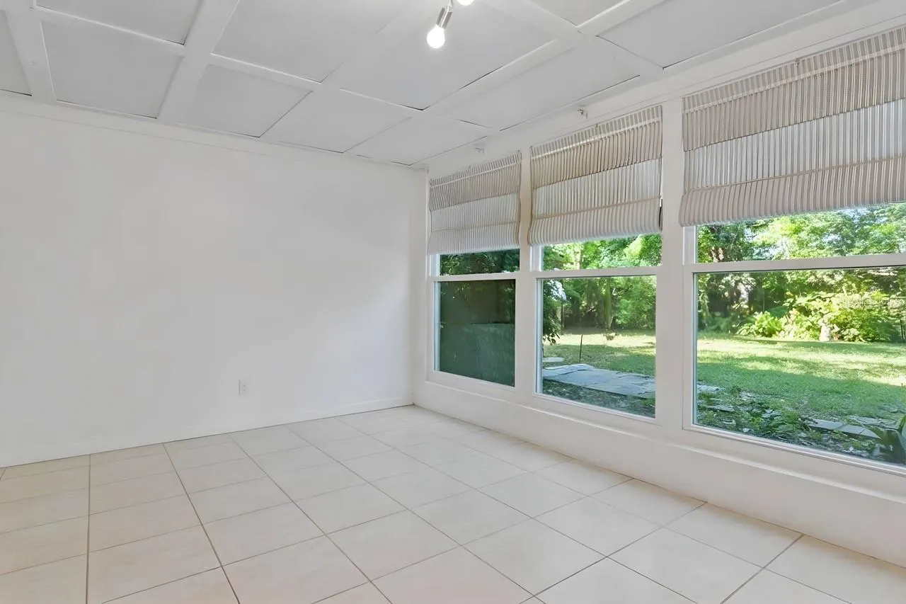 Dining space w/out furniture