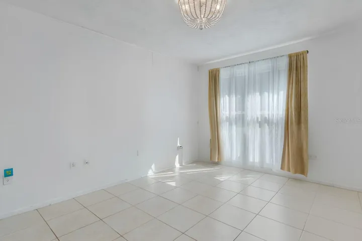 Large flex room w/out furniture