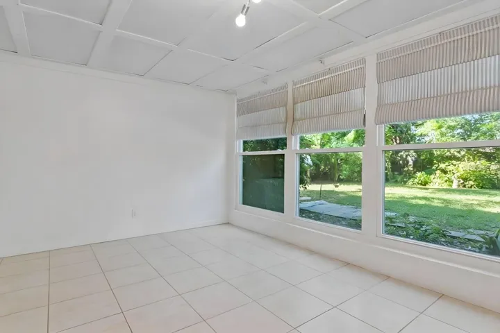 Dining space w/out furniture