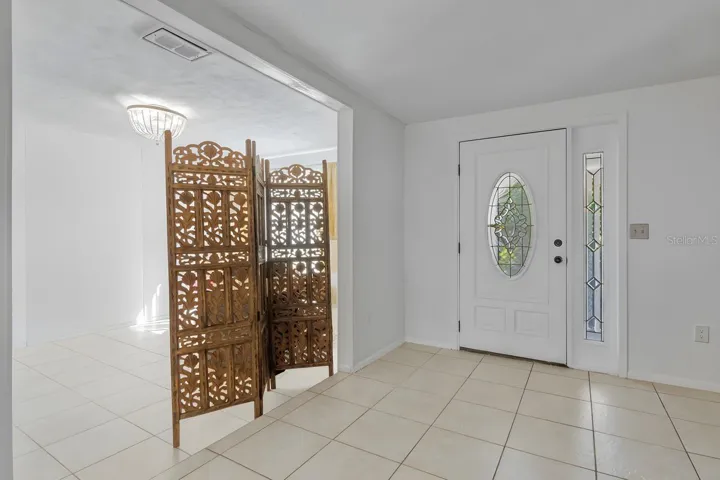 Entry and flex room w/out furniture