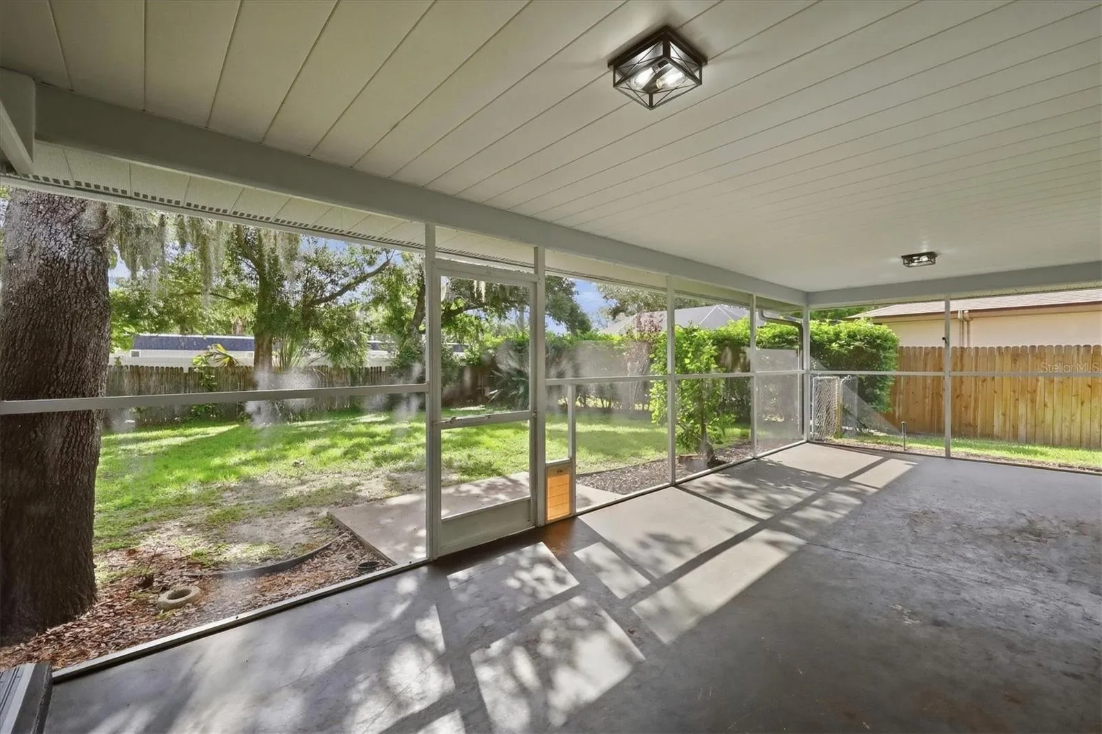 Massive screened-in lanai. (28 x 11.9)