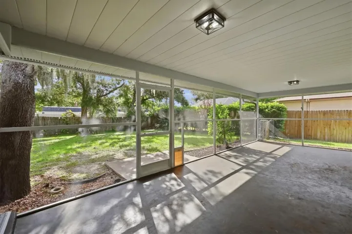 Massive screened-in lanai. (28 x 11.9)