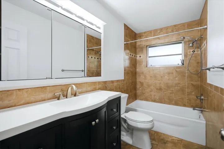 Bathroom 2 (between bedrooms 2 and 3)