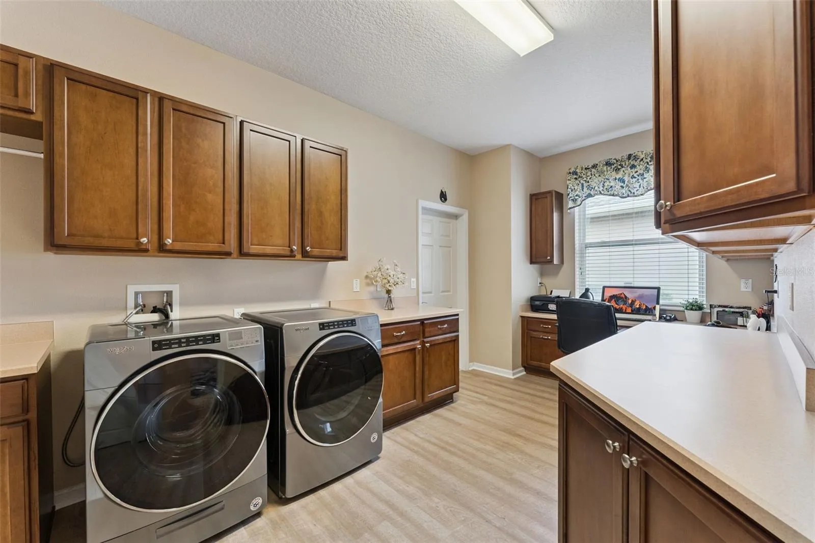 17' x 10'6" "Smart Room" w/ washer, electric dryer, built-in desk & storage cabinets